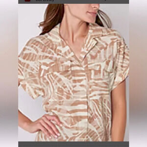 100% Lyocell Tan & White s/s cuffed blouse with collar and hidden button front